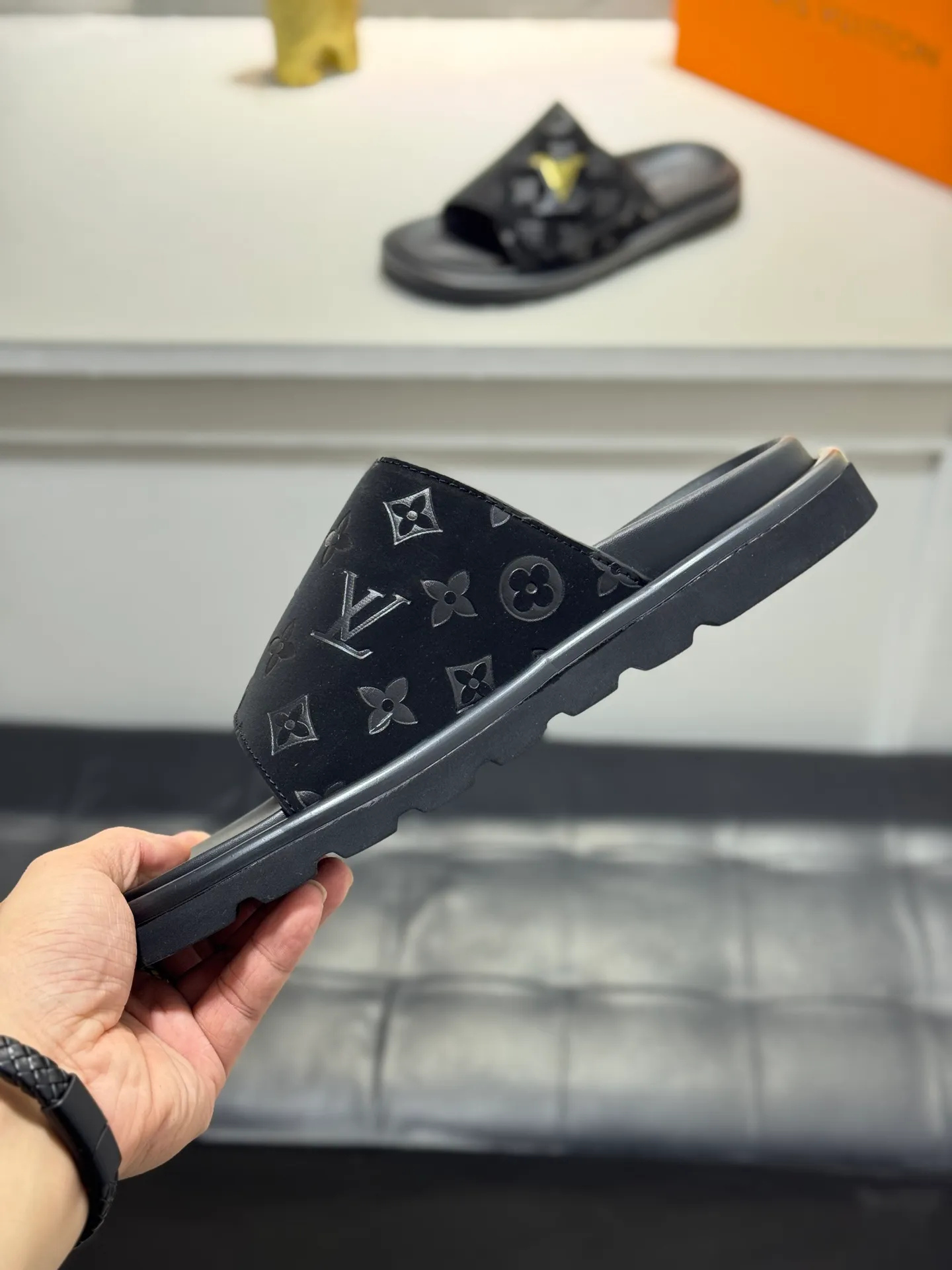 Men's Men's Shoes💰360 [New Style]🦇🦇Top Original [Louis Vuitton] Slippers for Couples👫Spring and Summer Style🎯🎯As an active family in the fashion industry ⭐ Lv takes bold innovation as its true nature ⚡Fabric and floral with hardware🔥Clean and neat ⚡Fashionable and elegant🌹Multiple colors available Size: 36-44 (45. Customized